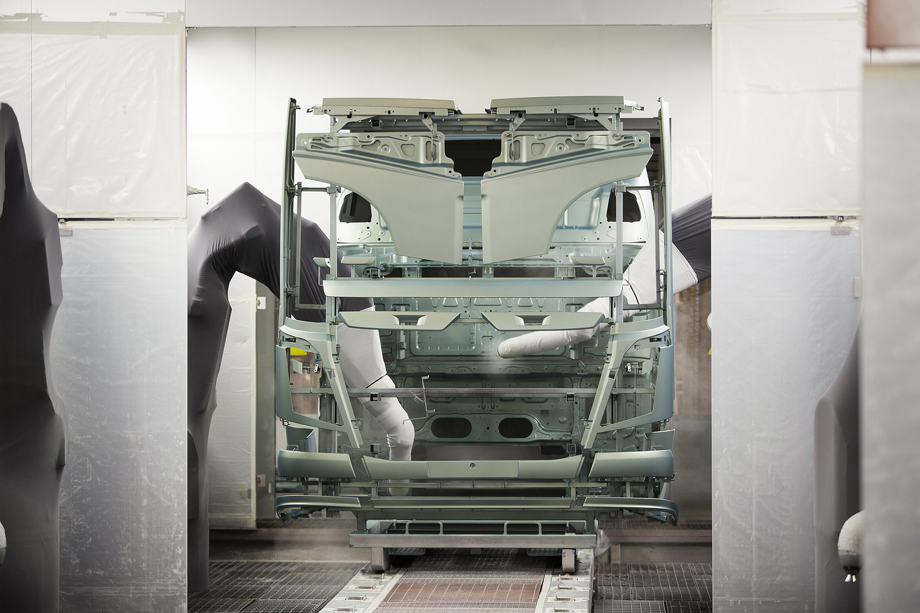 The paintshop is one of the most environmentally optimised in the world. Today each cab requires about 4 litres of paint – that’s half the amount used just ten years ago