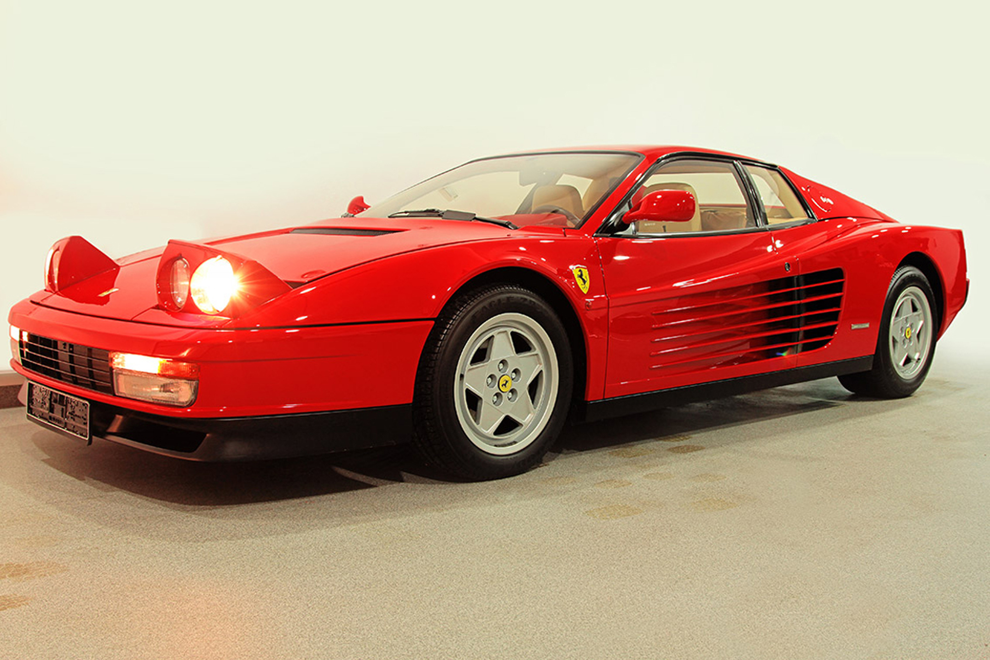 A staggeringly low mileage 1991 Testarossa sold for a premium inclusive total of £202,500, a huge £72,500 over its lower estimate and a new world record price.