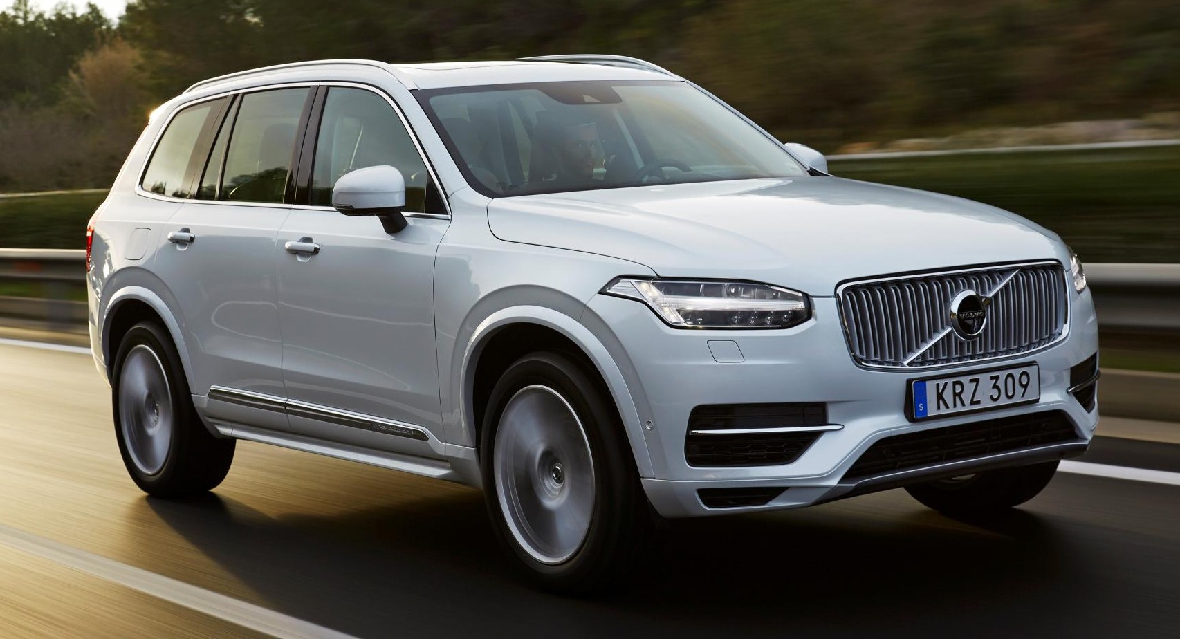 157806_The_new_Volvo_XC90_T8_Twin_Engine_petrol_plug_in_hybrid_driven_in_Tarragona