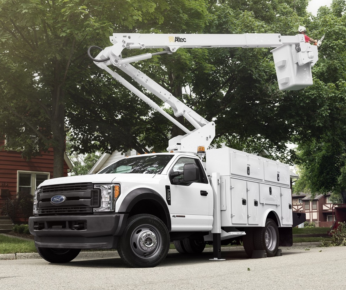 Ford F-550 Super Duty chassis cab aerial: 2017 Ford F-Series Super Duty chassis cab earns best-in-class front gross axle weight rating of 7,500 pounds – 250 pounds better than closest competitor – enabling the truck to carry even larger, heavier upfits.