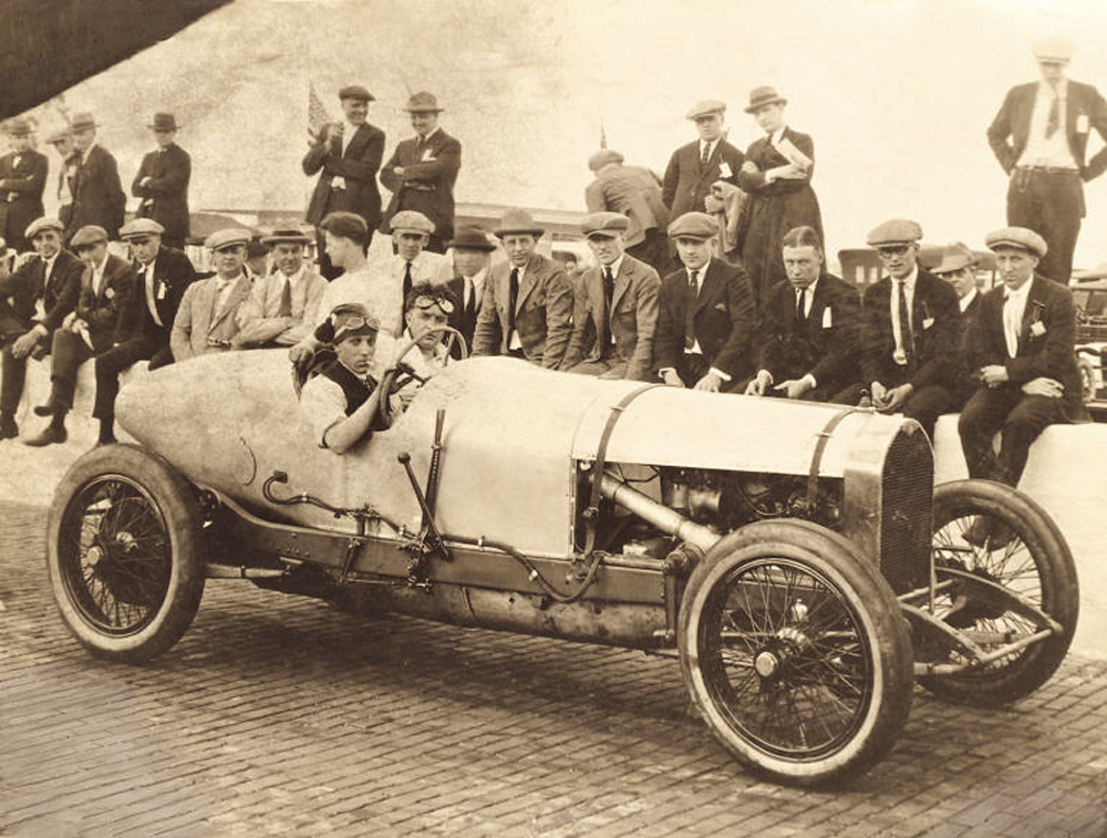 https://myautoworld.com/bentley/cars/history/history-1921-3l/1920_3-litre.jpg