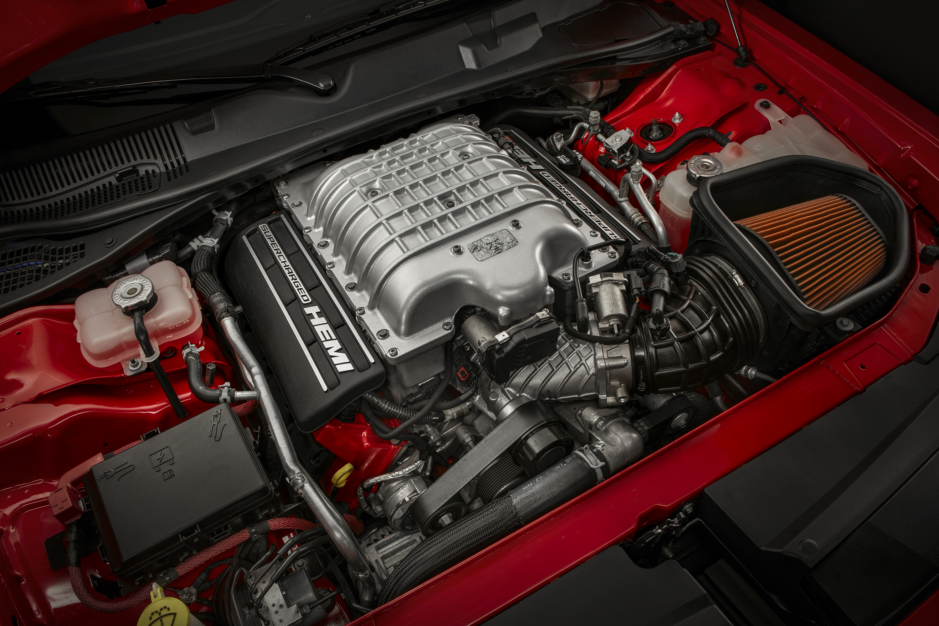 Мотор челленджер. Мотор Додж Челленджер 2018. Dodge Challenger Hellcat мотор. Двигатель Додж Челленджер 2018. Dodge Challenger мотор 6.2.