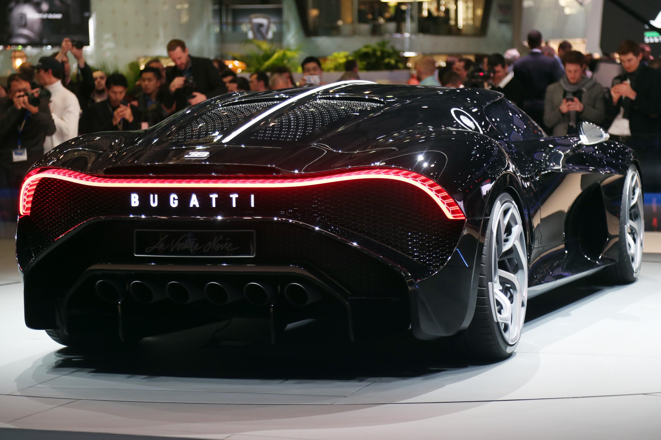Автомобиль за 1 000 000 рублей. Машина Bugatti la voiture noire. Машина Bugatti Chiron cr7. Бугатти Bugatti la voiture noire. Bugatti Chiron noire.